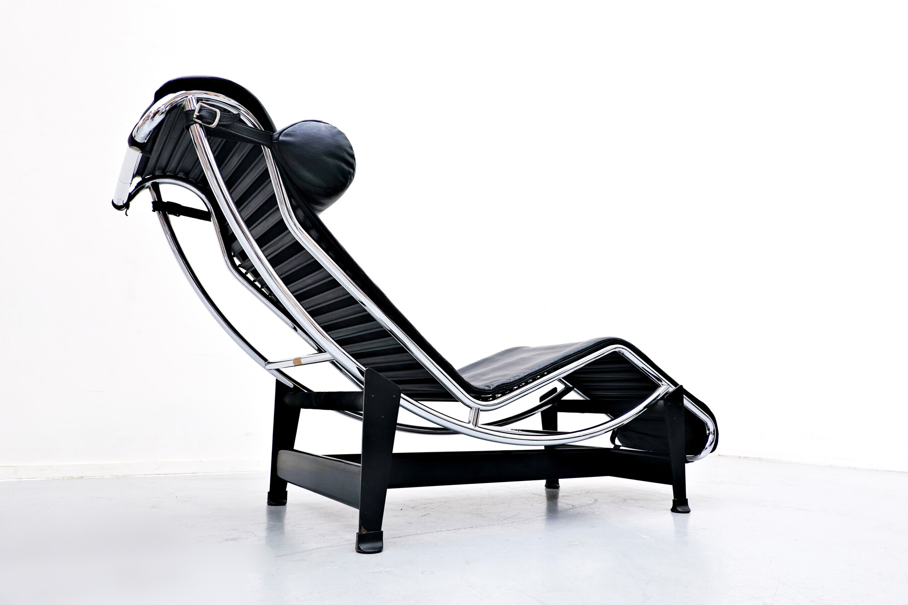 Le Corbusier Vintage LC4 Chaise Lounge - Beautiful Black Leather