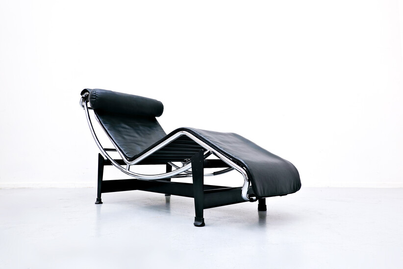 Vintage Lc4 lounge chair in black leather by Le Corbusier for