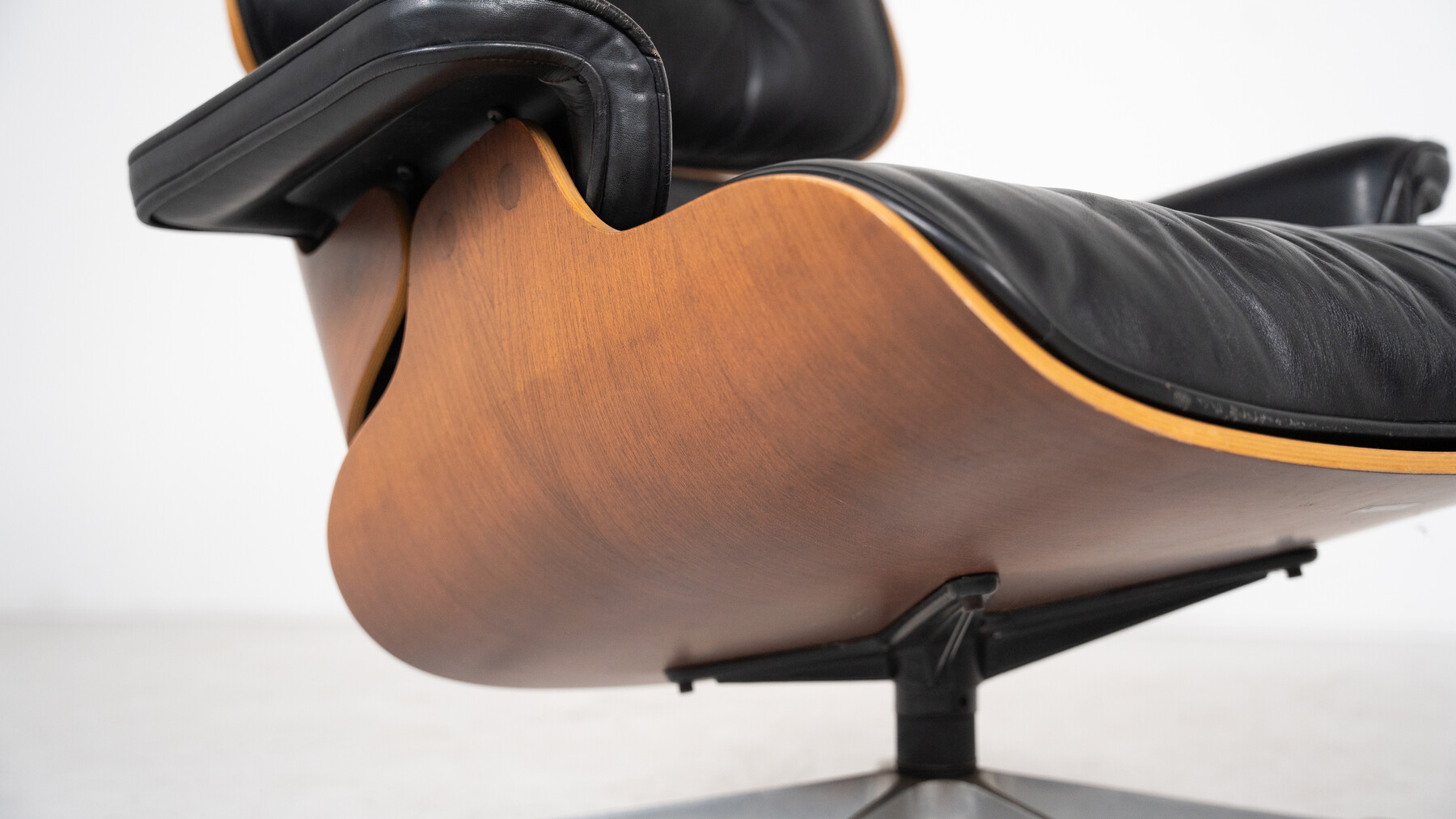 Mid-Century Lounge Chair and Ottoman by Charles & Ray Eames, 1980s