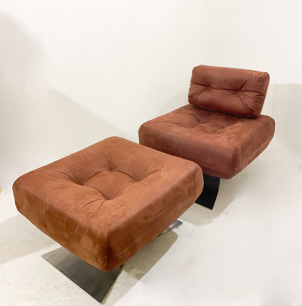 Mid-Century Lounge Chair and Ottoman Model 'Alta' by Oscar Niemeyer for Mobilier International, 1970s