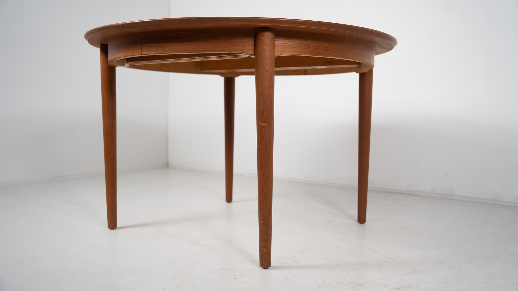 Mid-Century Modern Extendable Dining Table 