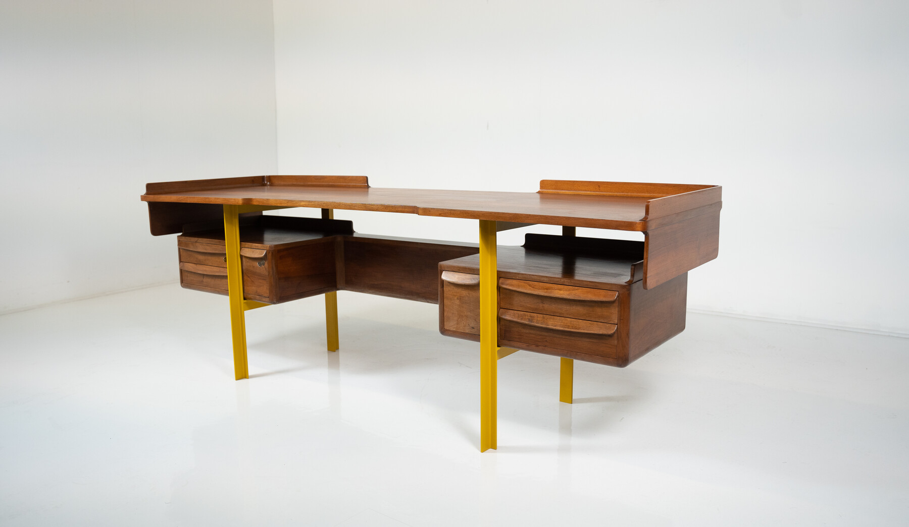 Mid-Century-Modern Italian wooden desk in walnut and metal, Italy, 1960